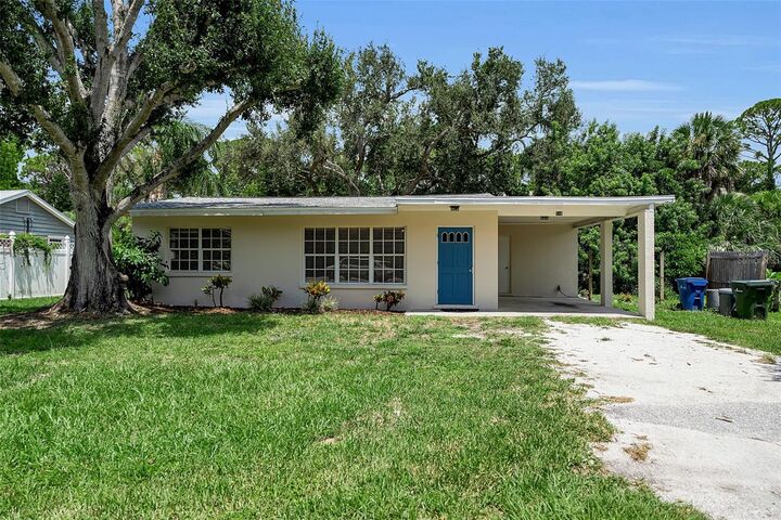 Property Photo:  516 Laurel Road W  FL 34275 