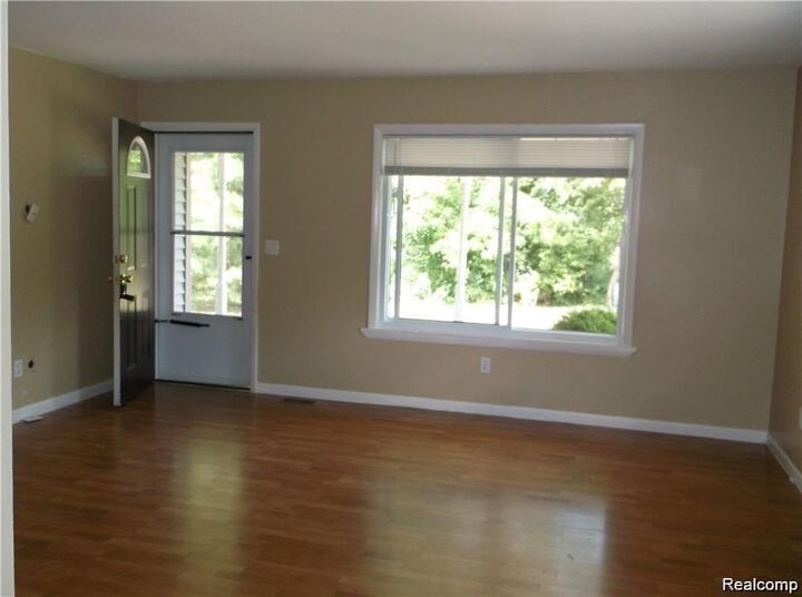 Property Photo:  412 Sherwood Court  MI 48442 1228 