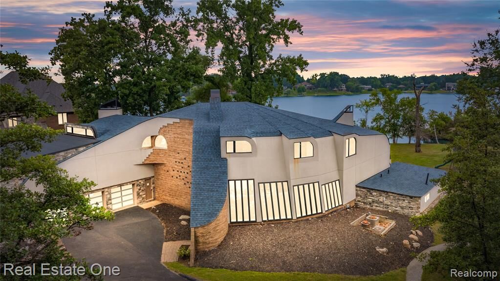 Property Photo: 1440 Lochridge Road MI 48302 0733