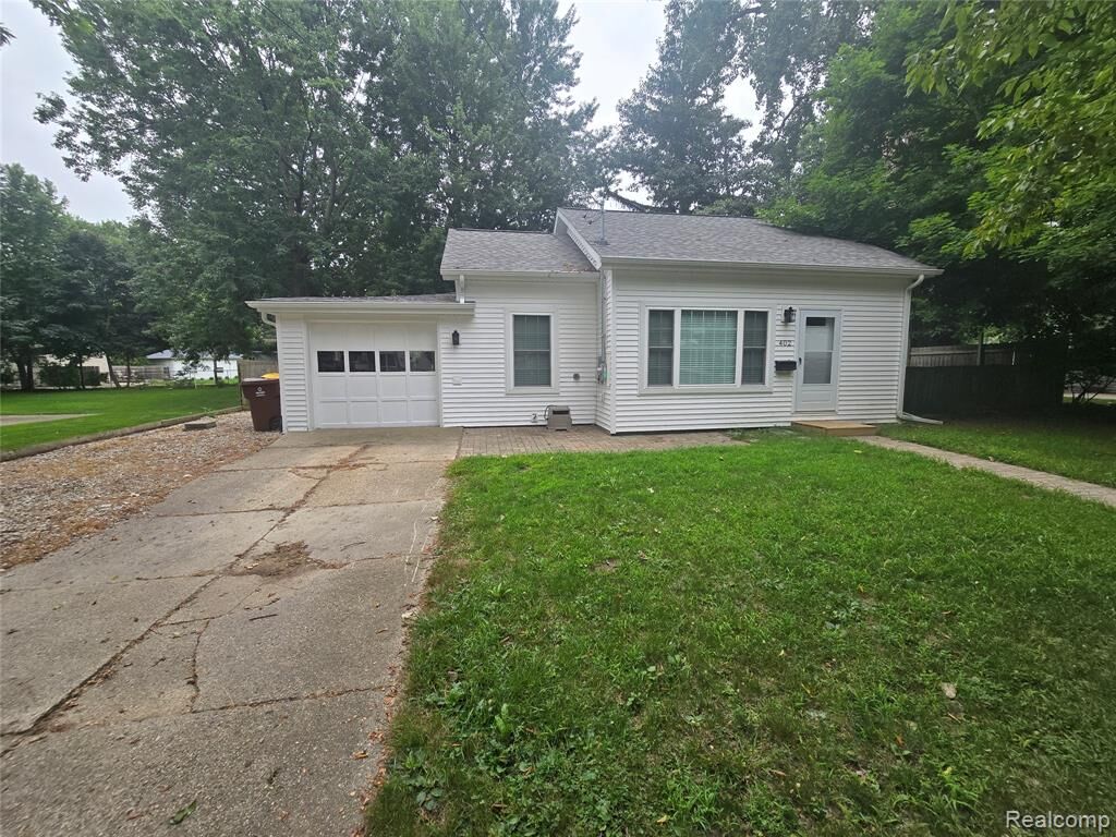 Property Photo: 402 E Buchanan Street MI 48879 2210