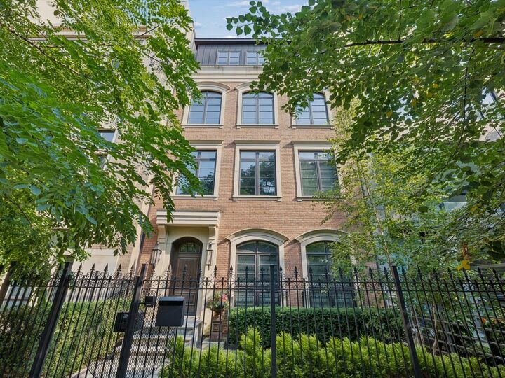 Property Photo:  441 W Deming Place  IL 60614 