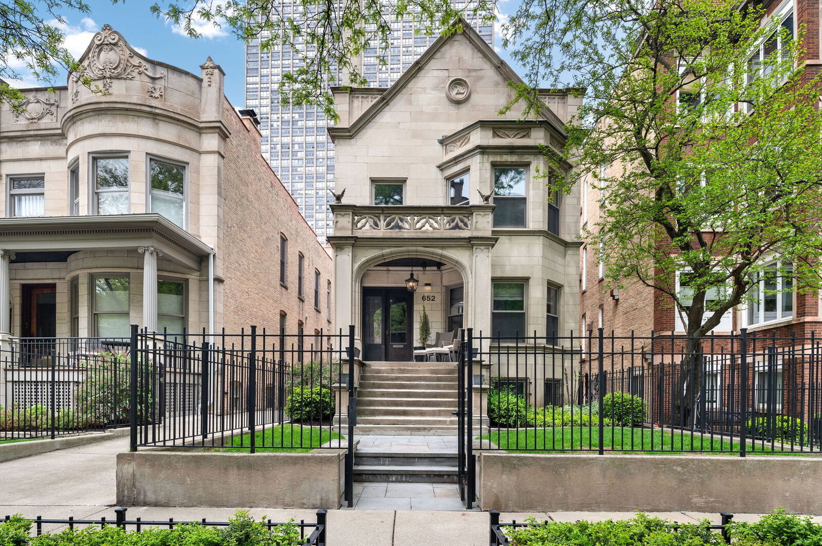 Property Photo:  652 W Sheridan Road  IL 60613 