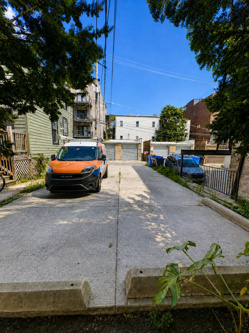 Property Photo:  866 W Buckingham Place P-1  IL 60657 