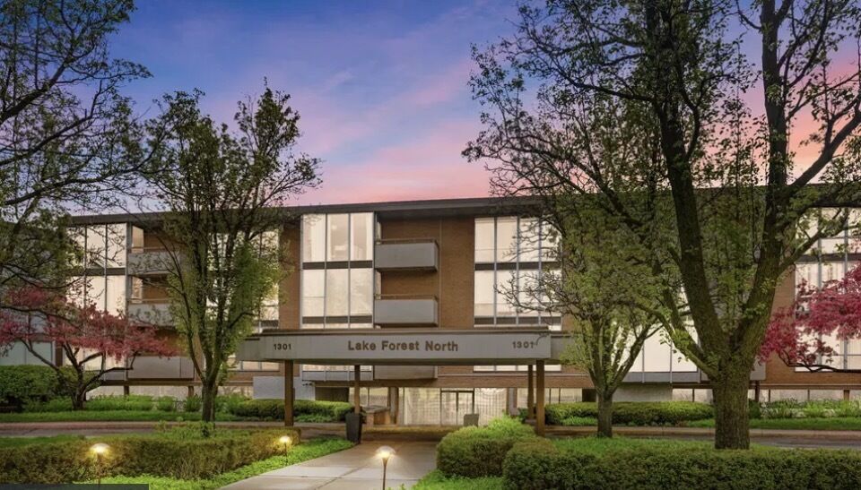 Property Photo:  1301 N Western Avenue 231  IL 60045 