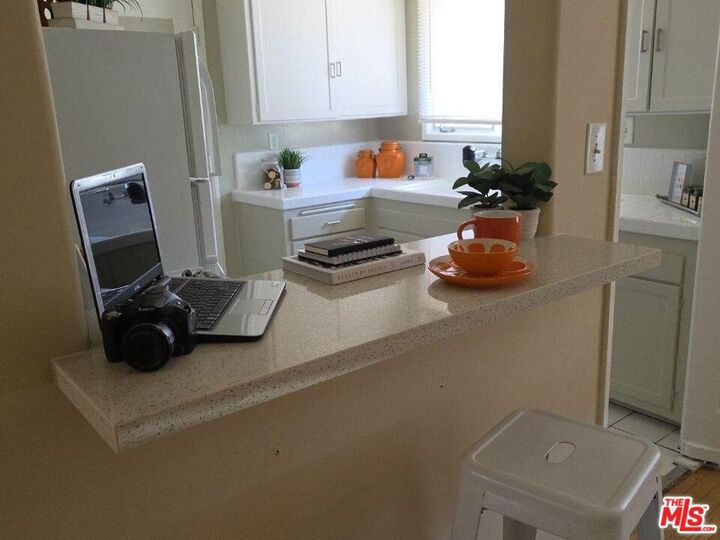 Property Photo:  4072 Hillcrest Drive D  CA 90008 