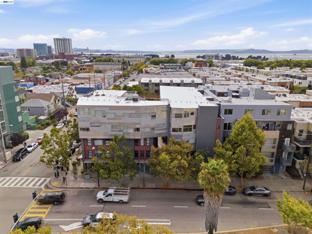 Property Photo:  6501 San Pablo Ave 407  CA 94608-1380 