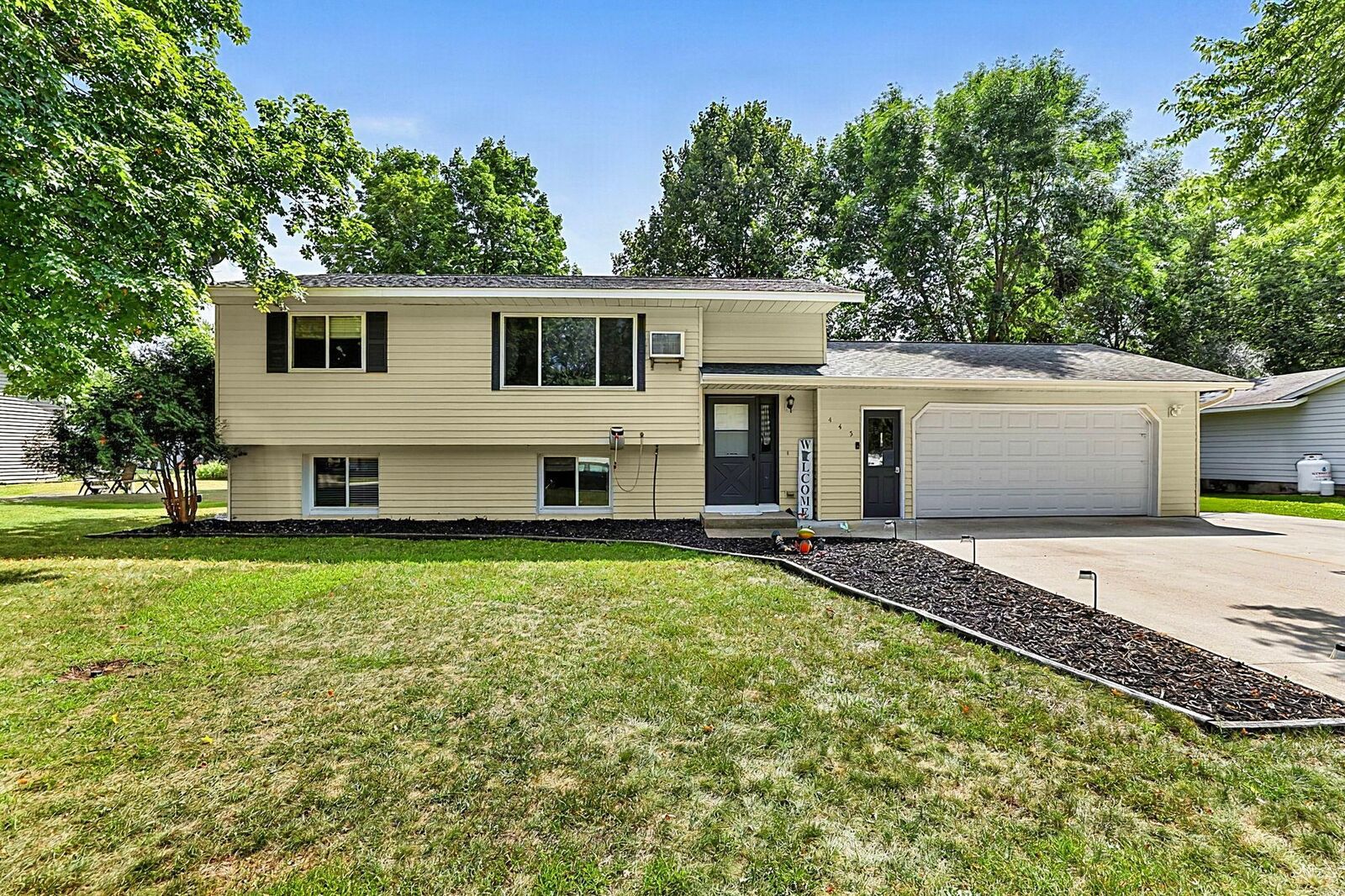 Property Photo:  445 1st Street NE  MN 56368 