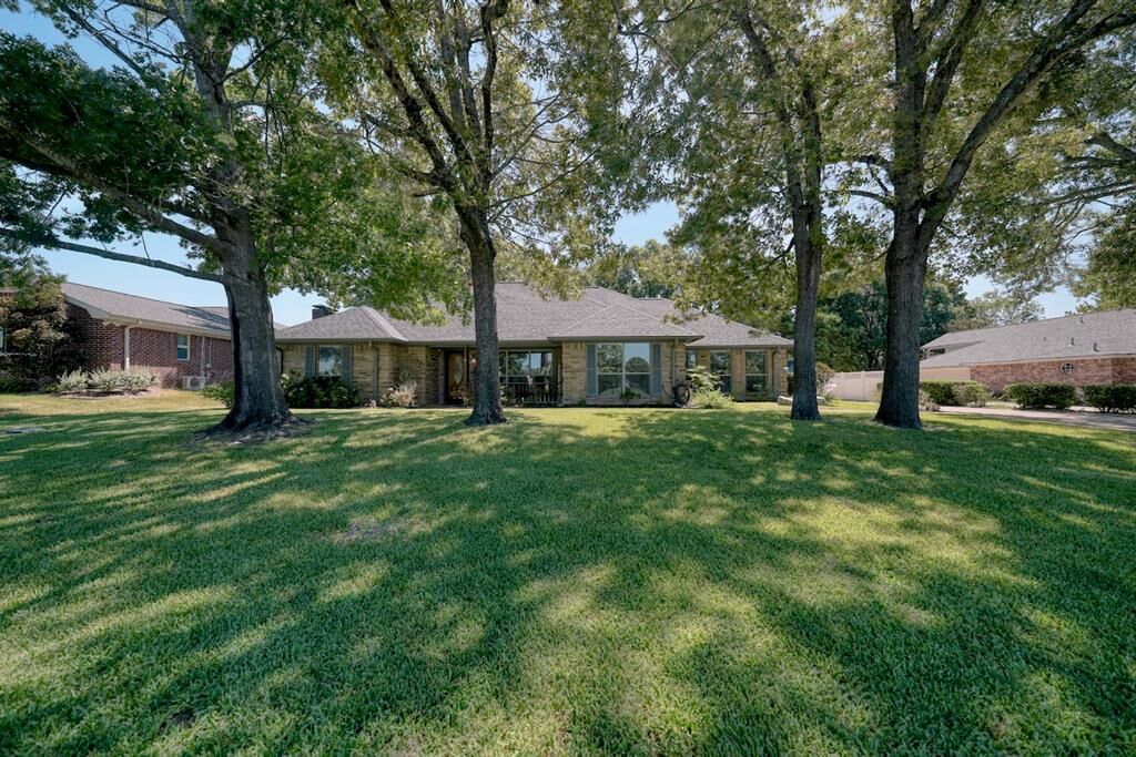 Property Photo: 127 Clubview Drive TX 75771