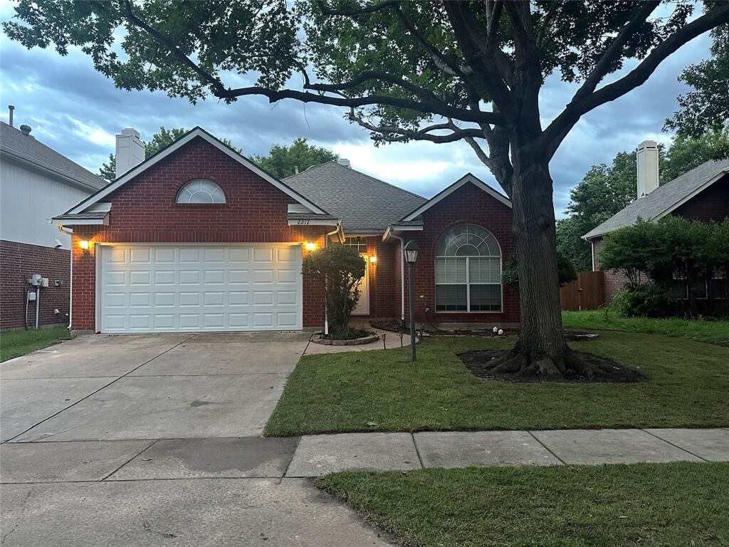 Property Photo: 2212 Heatherton Place TX 75023