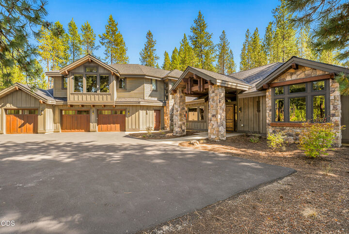 Property Photo:  56239 Sable Rock Loop 289  OR 97707 
