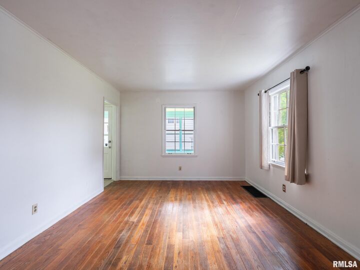 Property Photo: 5312 N Knoxville Avenue IL 61614
