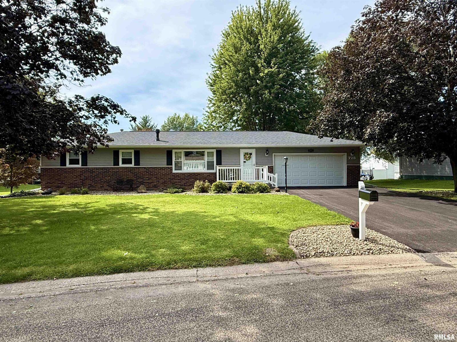 Property Photo: 725 Pleasant Drive IL 61448