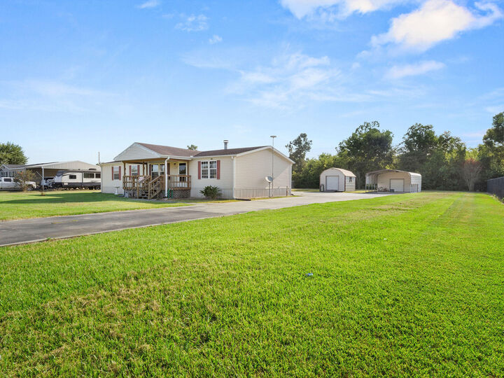 Property Photo: 1321 Bridlewood Dr LA 70615