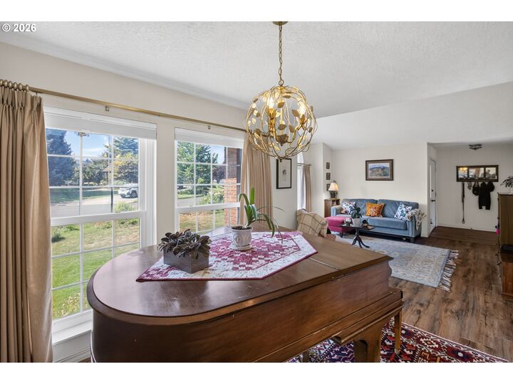 Property Photo: 938 Hood View Ct OR 97031