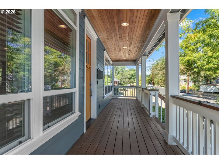 Property Photo:  2130 SE Lambert St  OR 97202 