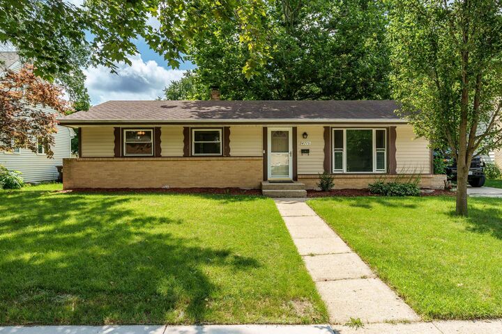 Property Photo: 4715 Cleveland Avenue IL 61108