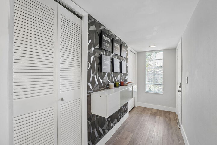Property Photo: 327 Lakeview Drive 203 FL 33326