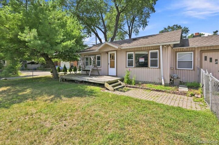 Property Photo: 2428 Circle Drive MI 48324