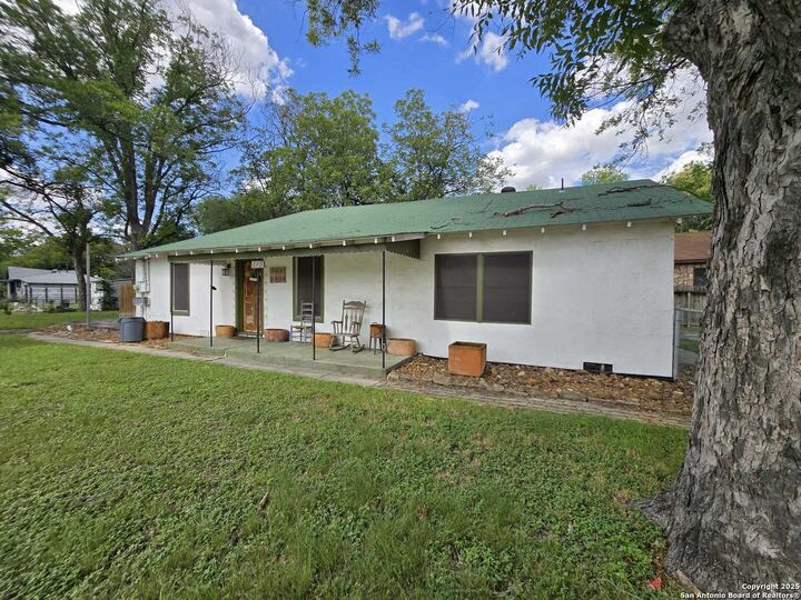 Property Photo:  1020 Mission Rd  TX 78210 