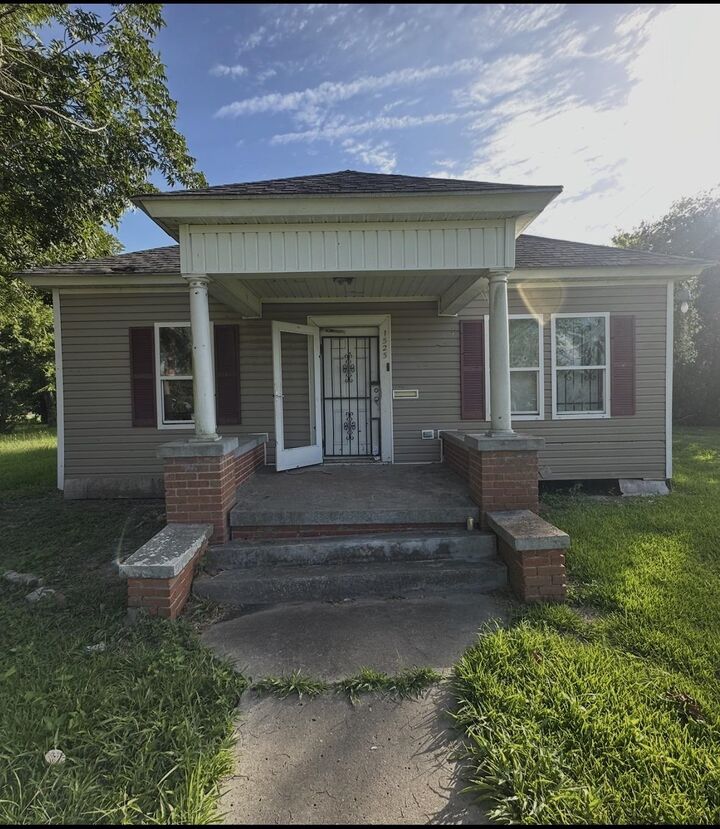 Property Photo: 1525 Liberty Avenue TX 77640
