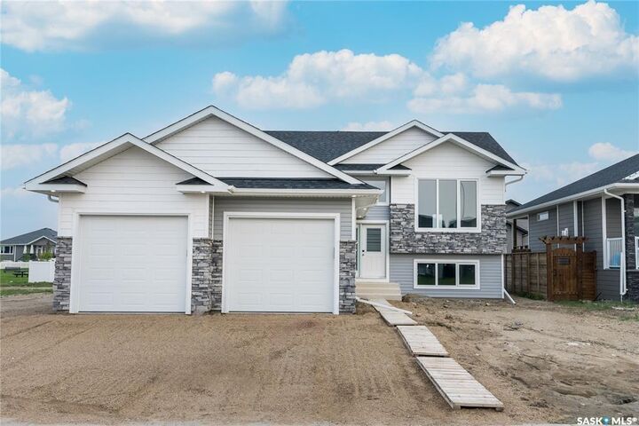 836 Woods Crescent — photo 1