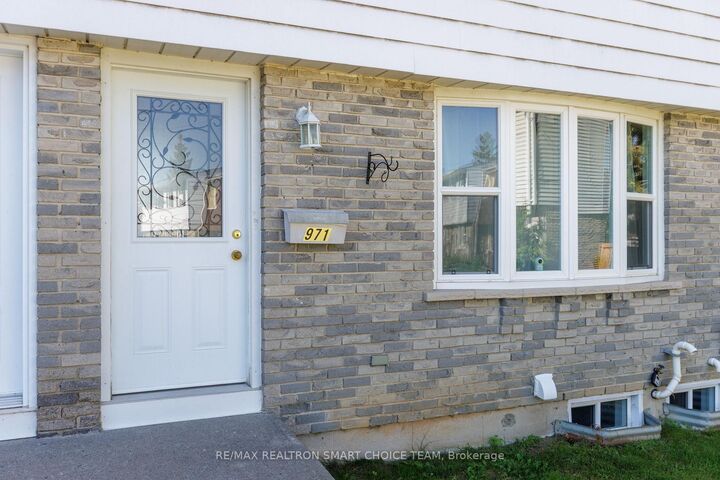 Property Photo: 971 Oakview Avenue ON K7M 6W9