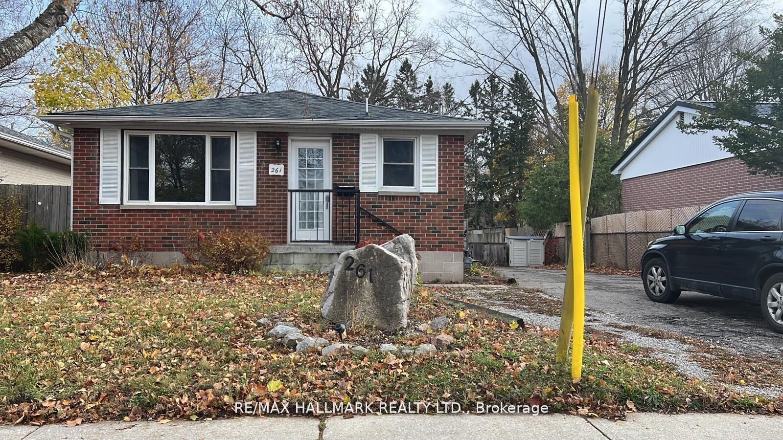 Property Photo:  261 Wellington Street E Main  ON L4M 2E4 