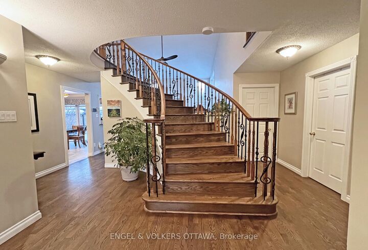 Property Photo: 736 Hauteview Crescent ON K4A 2B8