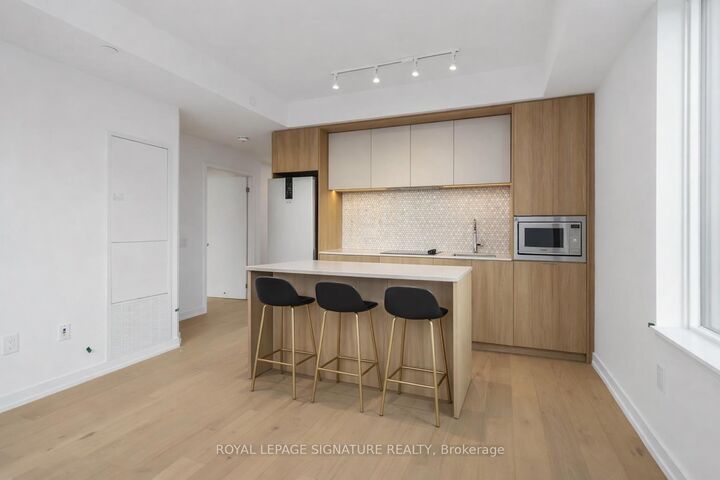 Property Photo:  395 Square One Drive 2004  ON L5B 0P6 