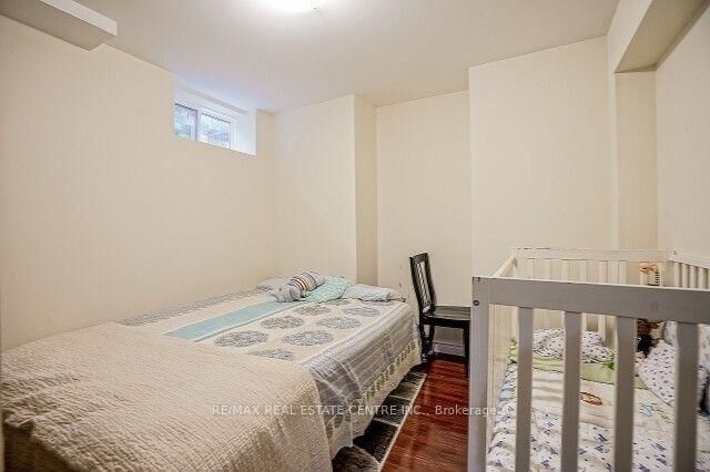 Photo de la propriété:  28 Stephanie Avenue  ON L6Y 5N3 