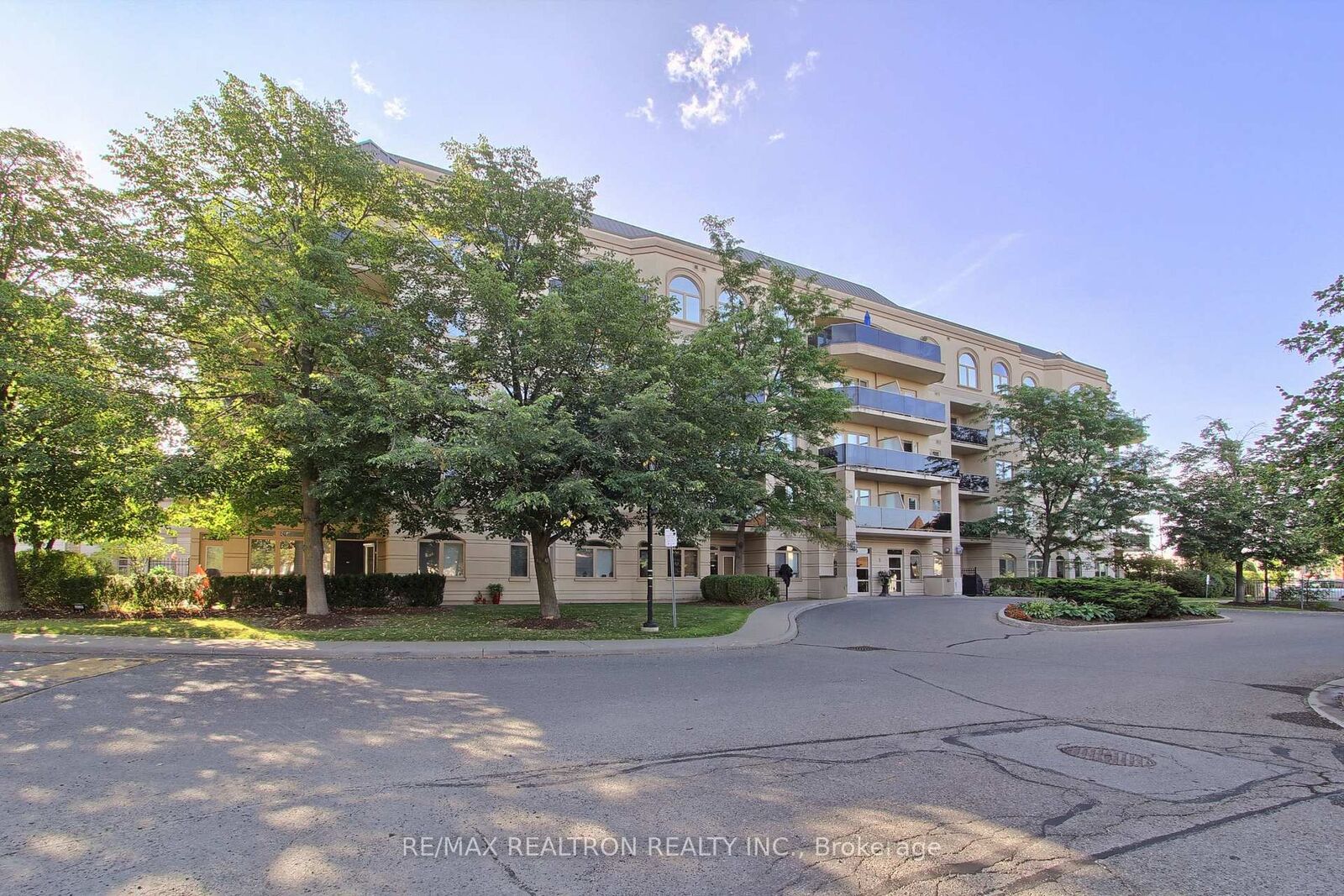 Property Photo: 3 Dayspring Circle 207 ON L6P 1B7