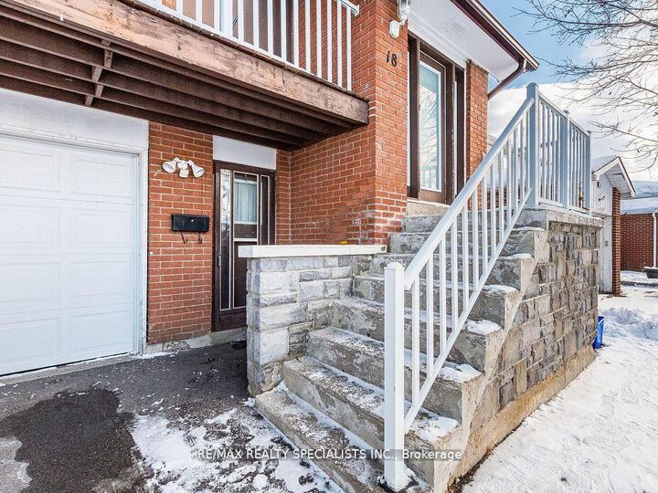 Property Photo: 18 Ashford Court ON L6V 2Z1