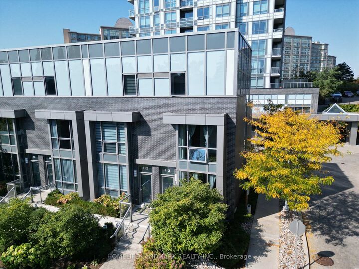 18 Graydon Hall Drive Th12 — photo 1
