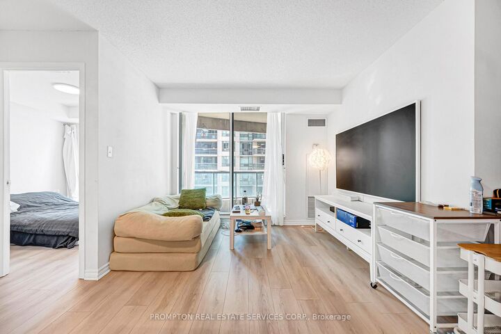 Property Photo: 7 Lorraine Drive 807 ON M2N 7H2