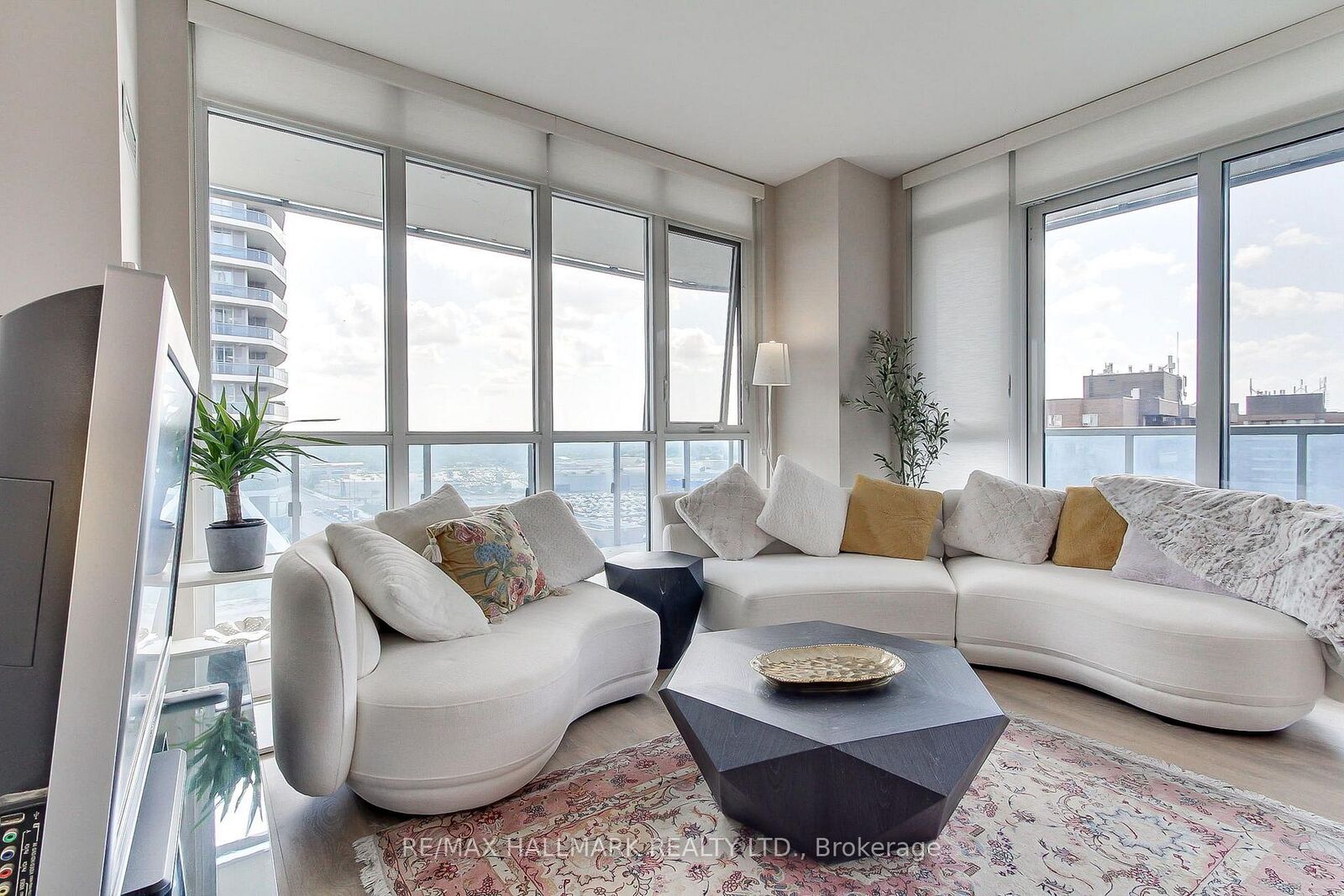 Property Photo:  9471 Yonge Street 910  ON L4C 0Z5 