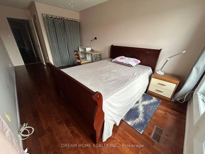 Property Photo: 2876 Westbury Court Bedroom 2 ON L5M 6B3