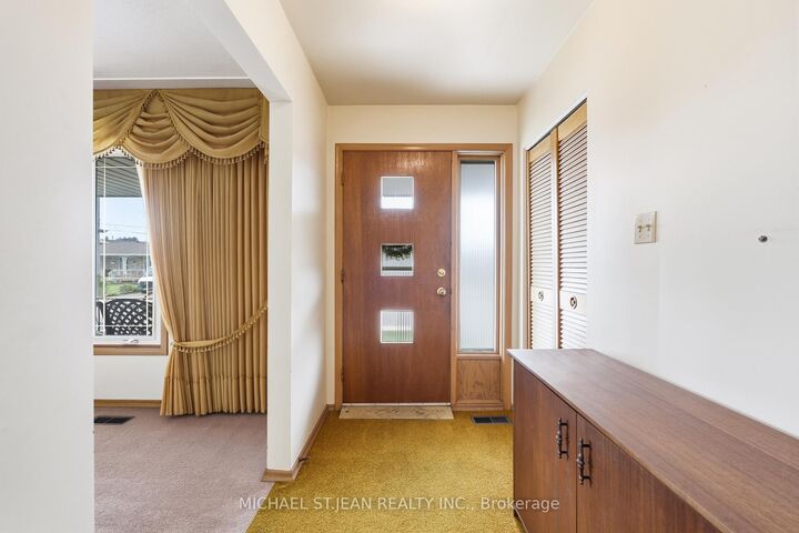 Property Photo: 7 Duchess Court ON L8E 1A4