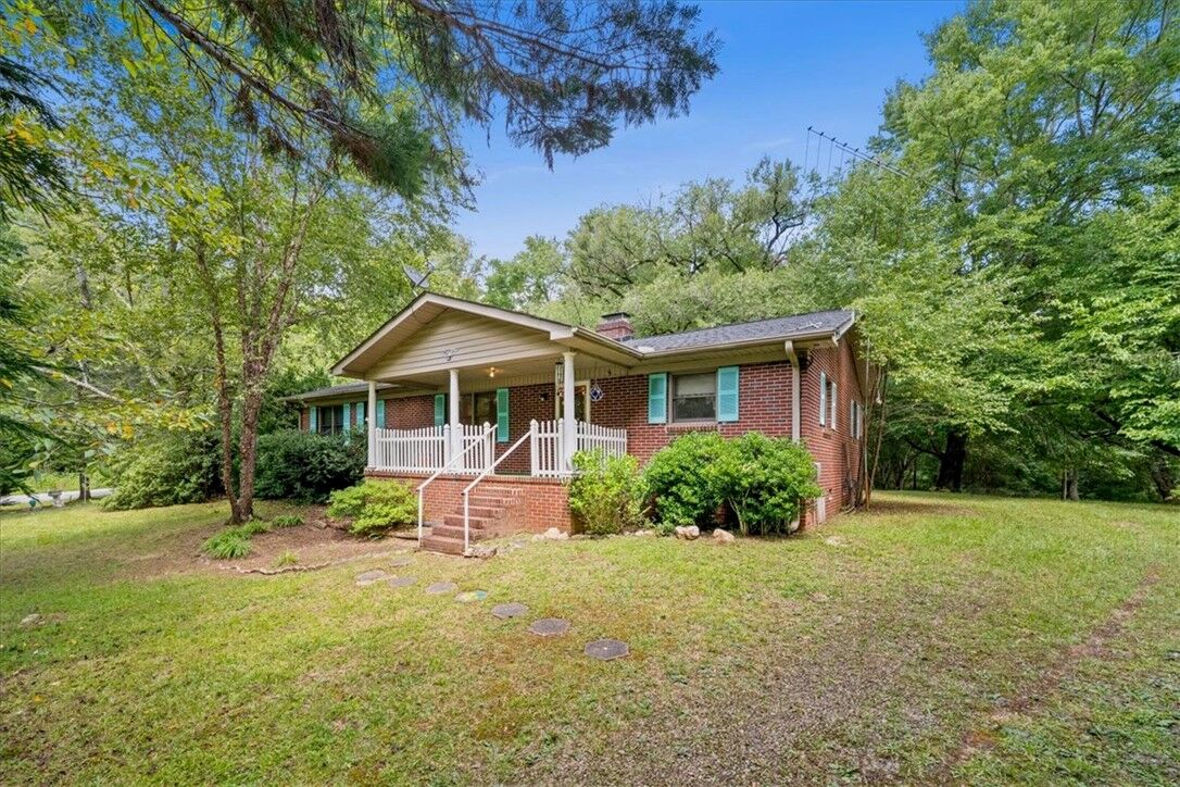 Property Photo: 825 Chattooga Ridge Road SC 29664