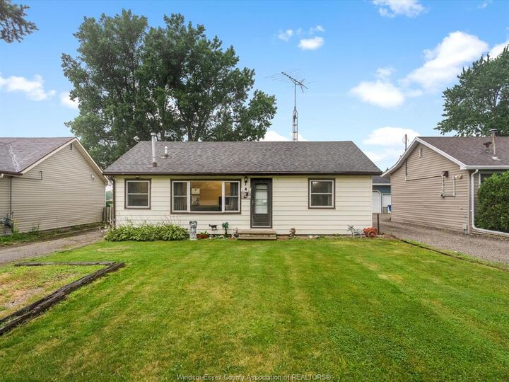Property Photo:  4 Standaert Road  ON N7M 5J7 