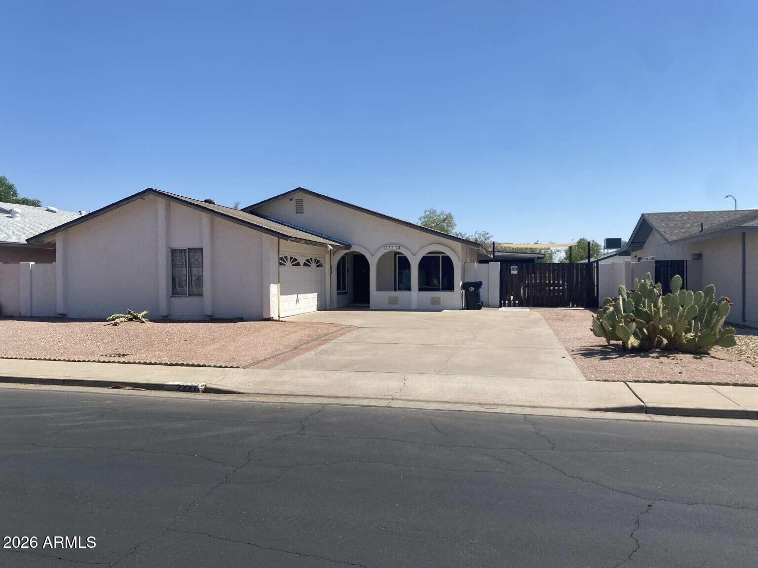 Property Photo: 2221 W El Moro Avenue AZ 85202