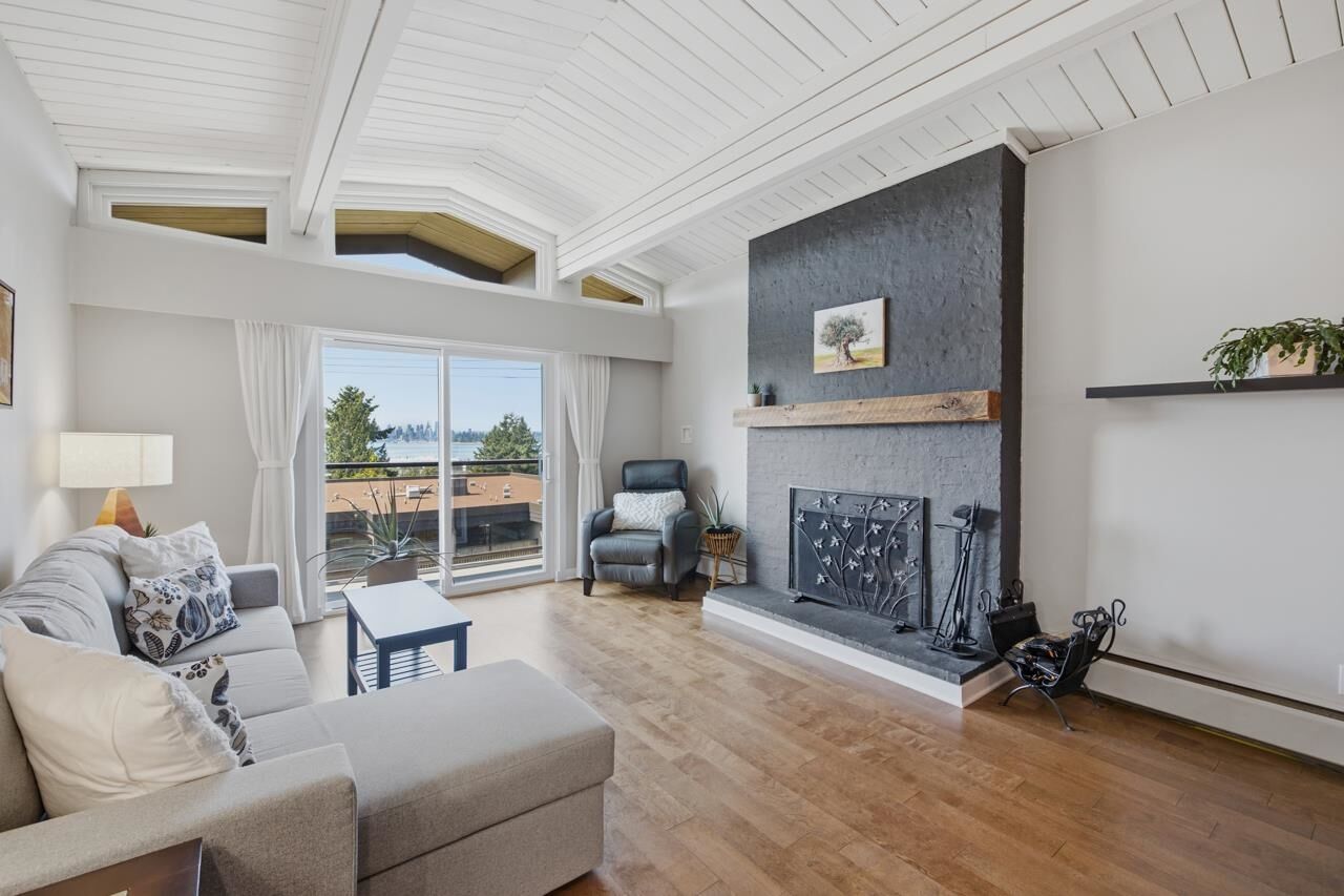 Property Photo:  325 W 3rd Street 304  BC V7M 1G3 