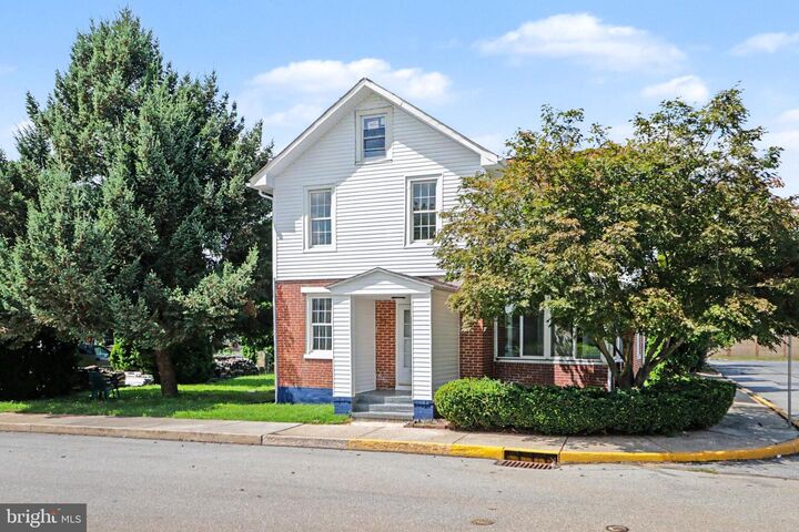 Property Photo:  400 Lincoln Street  PA 17057 