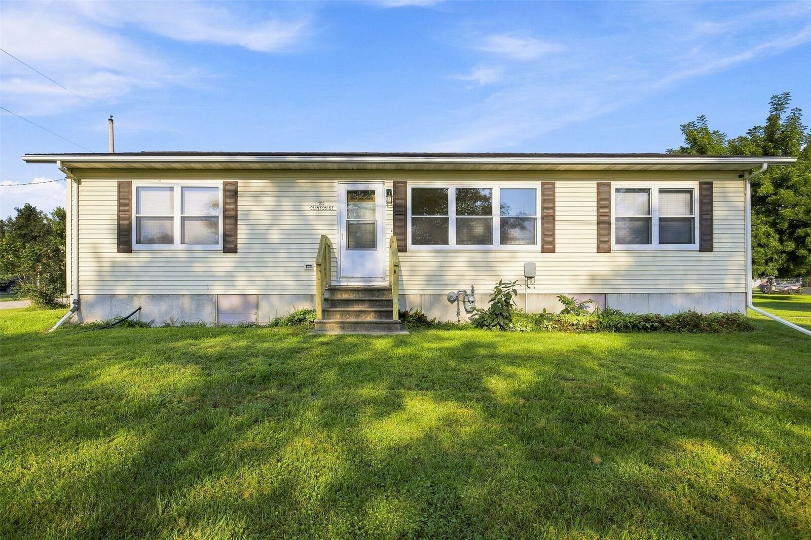 Property Photo:  100 Clinton St  IA 52324 