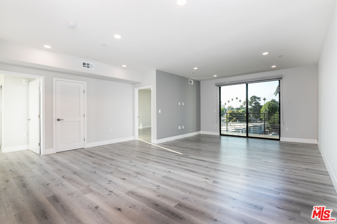 Property Photo:  14612 Calvert St, Unit 301  CA 91411 