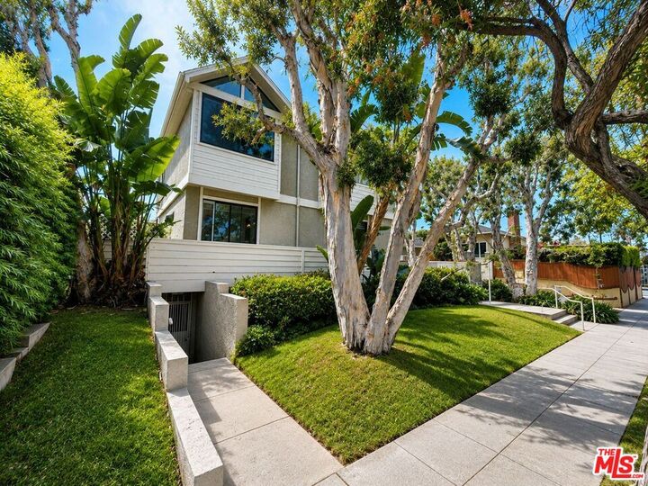 Property Photo: 1754 11th St, Unit 101 CA 90404