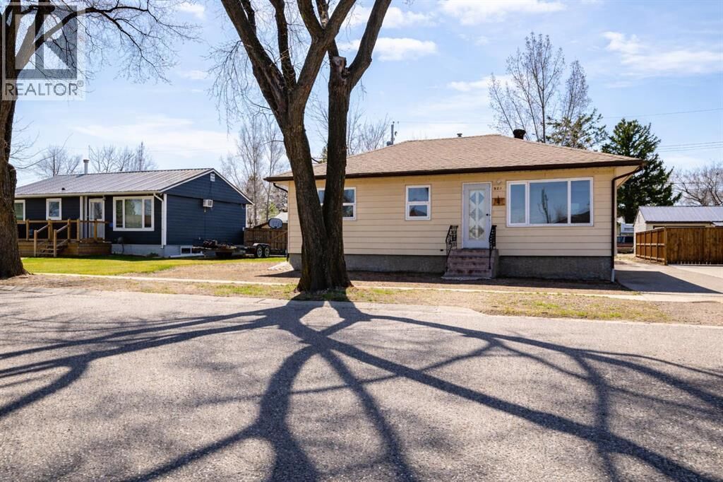 Property Photo: 321 3 Avenue East AB T0K 0G0