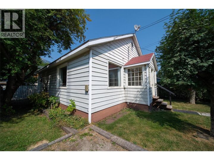 Property Photo: 691 3rd Avenue BC V0B 1M0