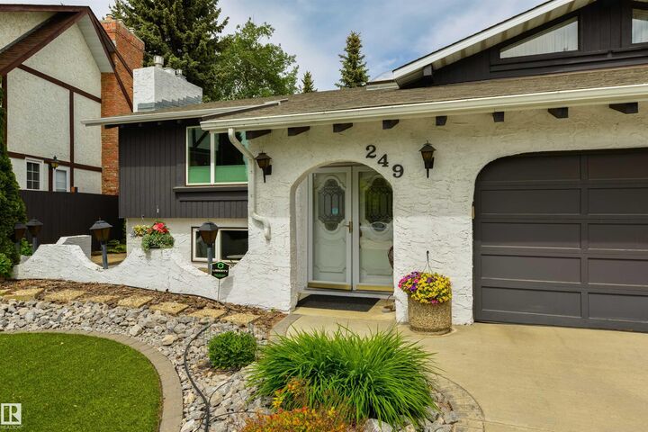 Property Photo:  249 Wolf Willow Crescent NW  AB T5T 1T3 
