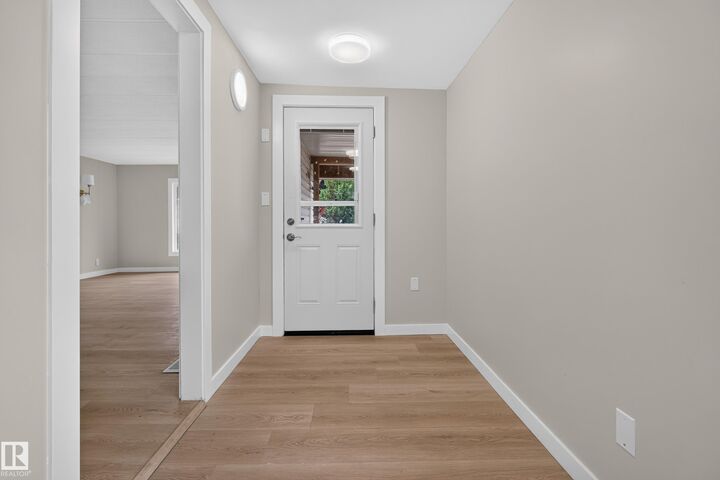 Property Photo:  20 West View Bv NW  AB T5S 1T5 