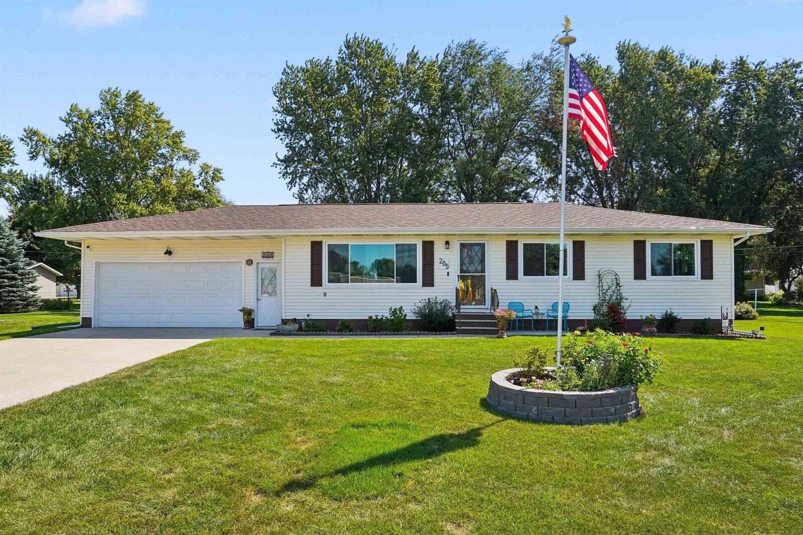 Property Photo:  205 6th St N  IA 50629 